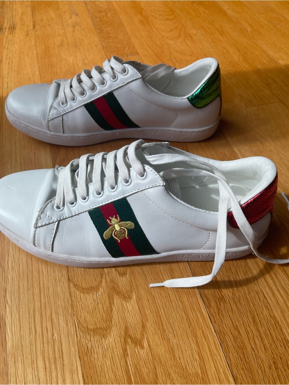 Women’s White Leather Low-Top Sneakers w/ Green and Red Stripe w/embroidered bee - Picture 2 of 8